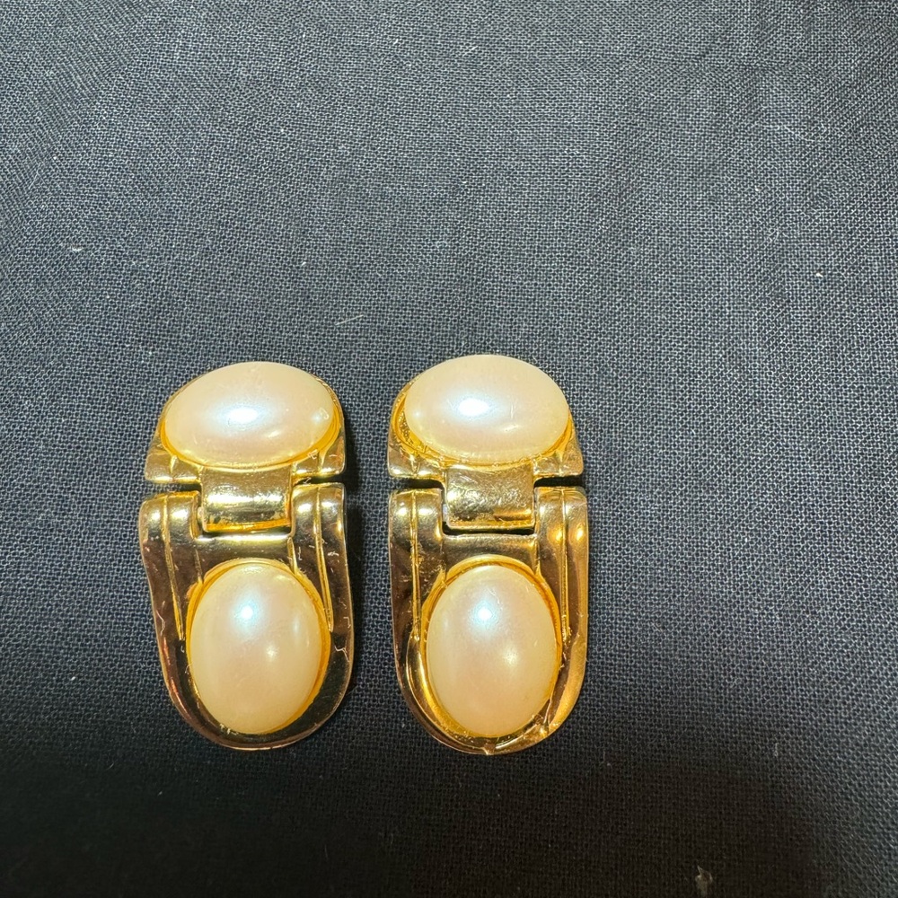 Balenciaga Vintage clip earrings with large pearl